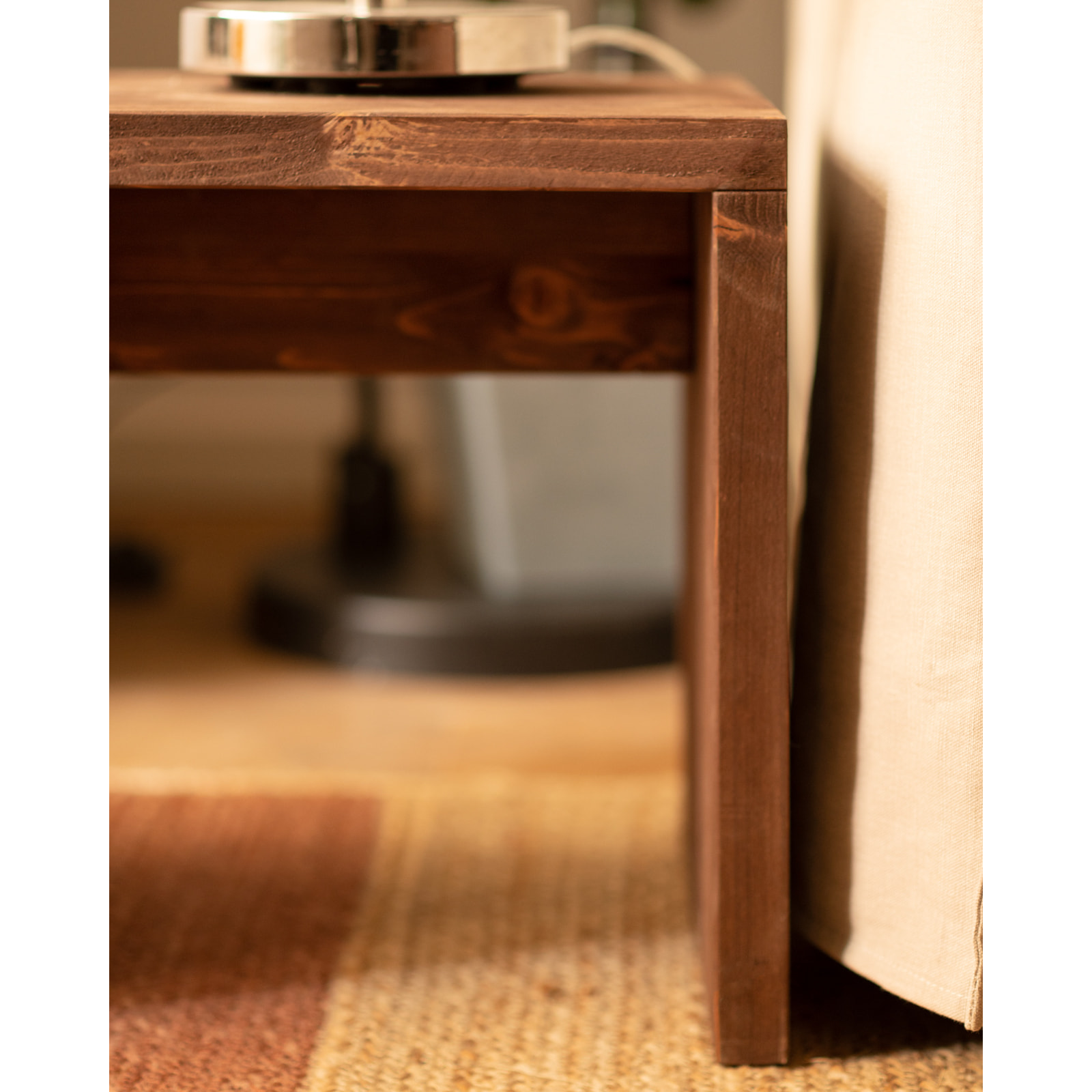 Petite table / tabouret en bois massif au ton noyer de 45x50cm Hauteur: 45 Longueur: 50 Largeur: 30