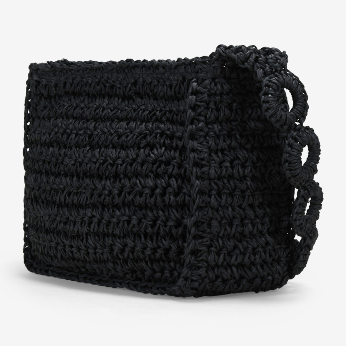 Bolso de hombro negro en rafia