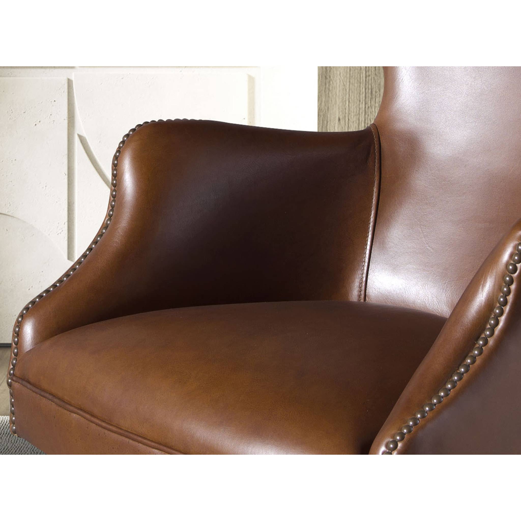 Sillón giratorio con asiento y respaldo tapizado en piel de origen vacuno en marrón oscuro patas en acero inoxidable oscurecido 64x74x90cm