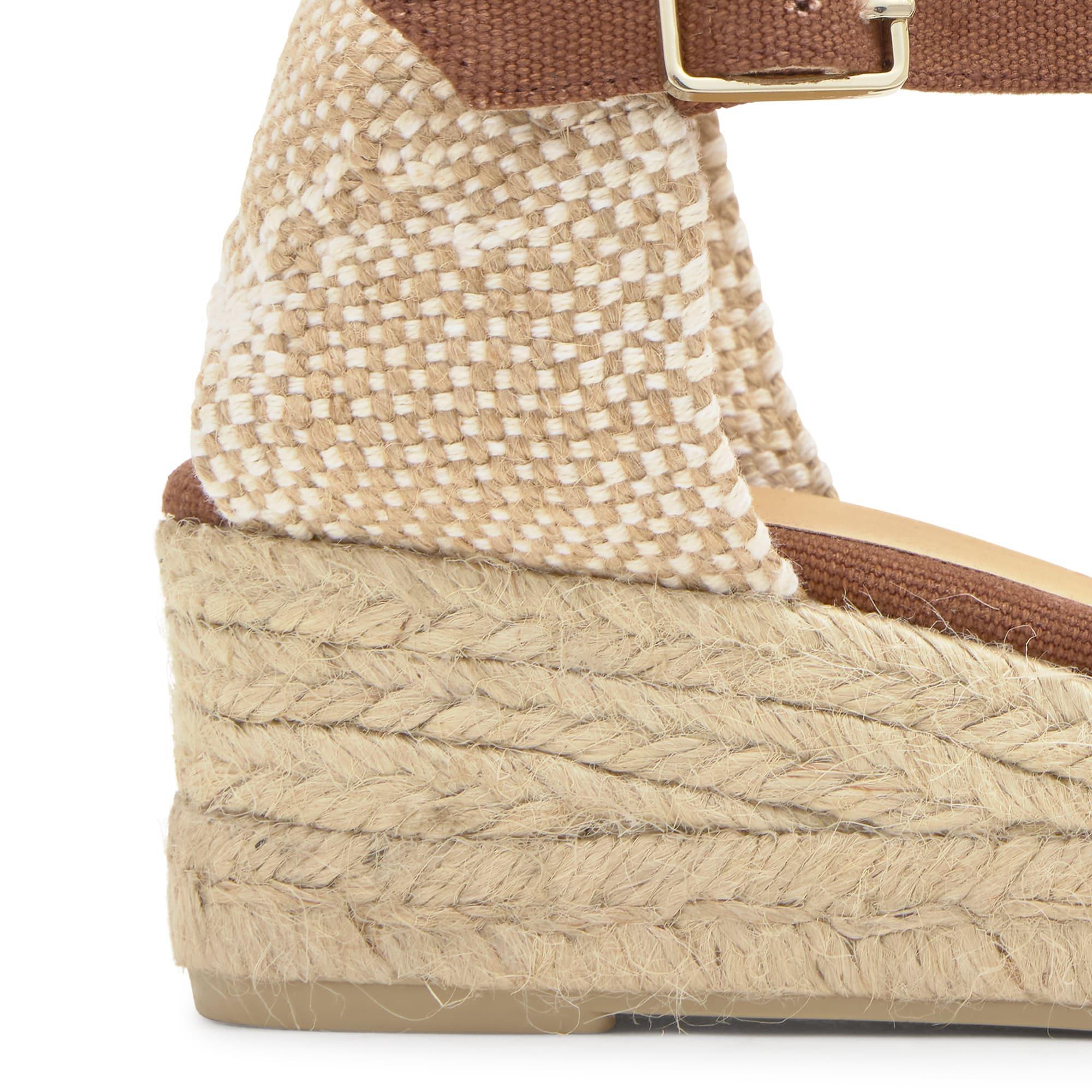 Alpargata con cuña 3 cm en lona de algodón con talonera trenzada y pulsera con hebilla