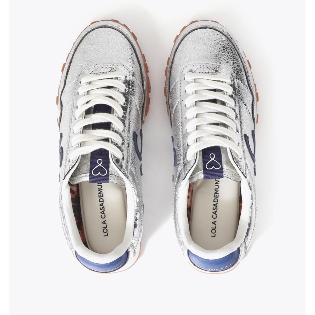 Scarpa sportiva in materiale metallico