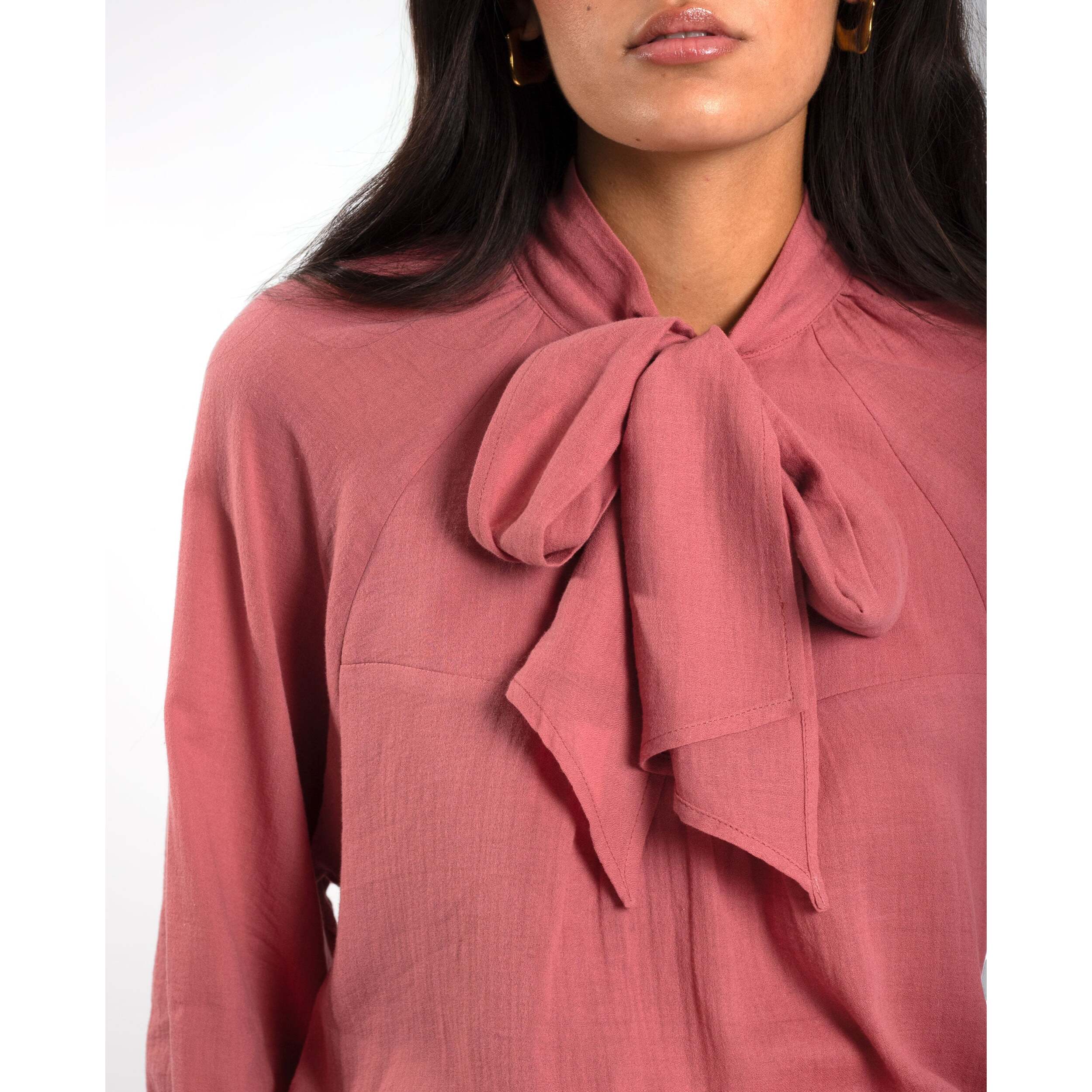 Blusa de manga larga con lazada