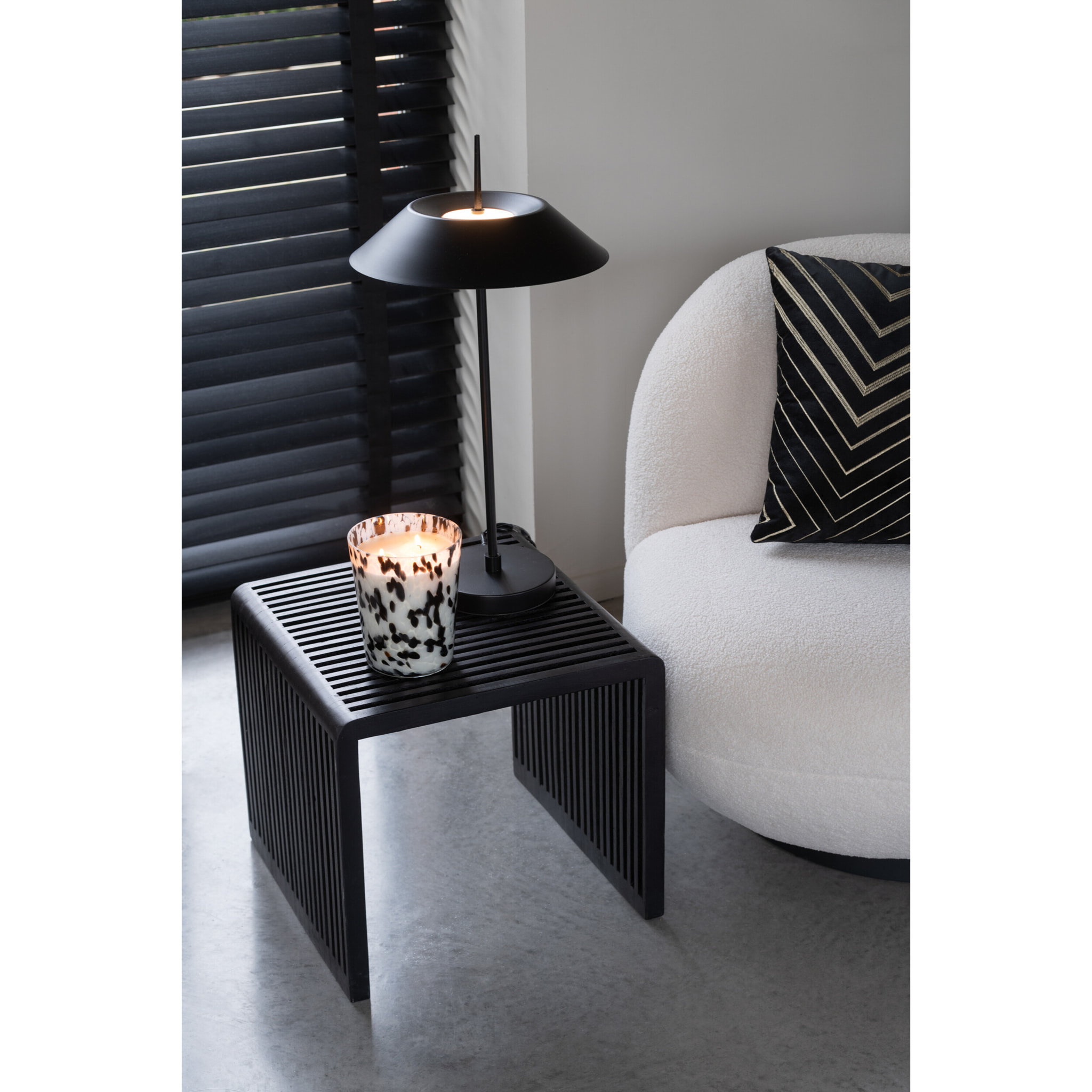 J-Line bougie parfumée Noa - Stone & Rock - noir/blanc - medium - 68H