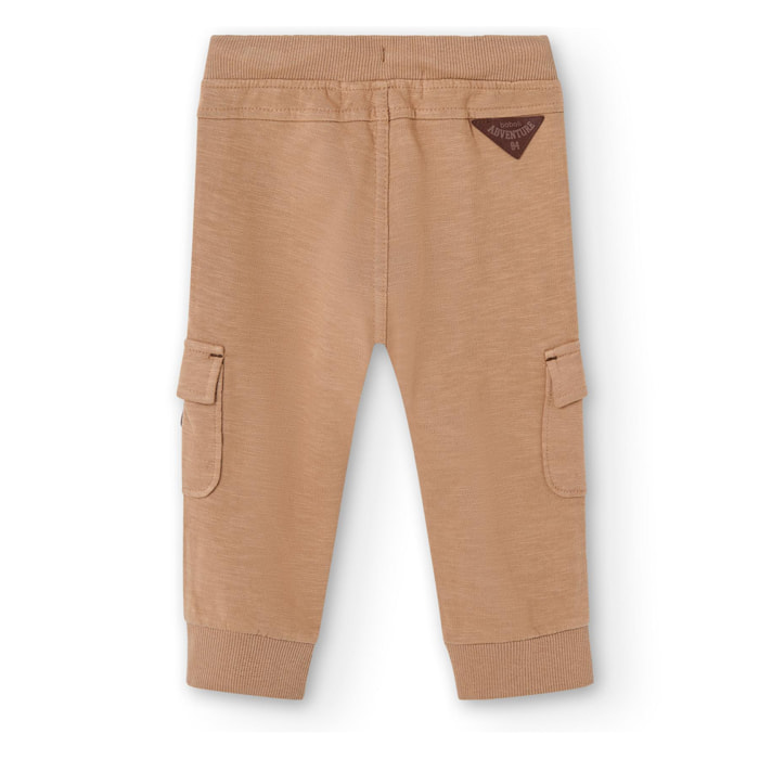 Pantalón en marrón con cintura elástica y bolsillos