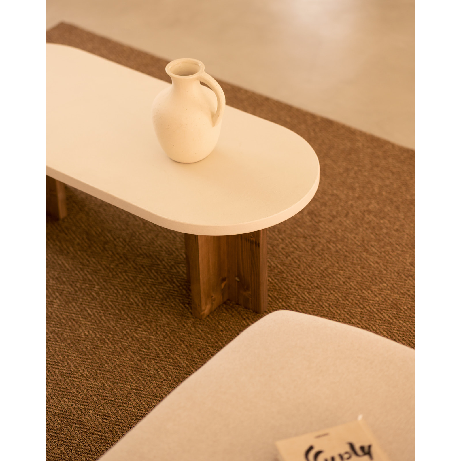 Table basse en microciment de couleur blanc cassé avec des pieds en bois de chêne foncé de 120x50cm Hauteur: 40 Longueur: 120 Largeur: 50
