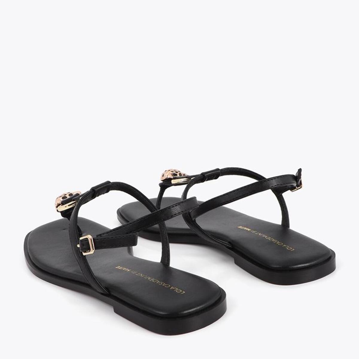 Sandalo con punta piatta e decorazioni metalliche