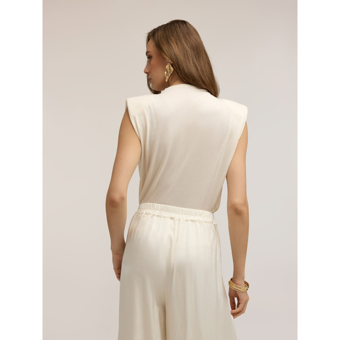 Motivi - Camiseta con fruncido y aplicaciones en el cuello - Blanco