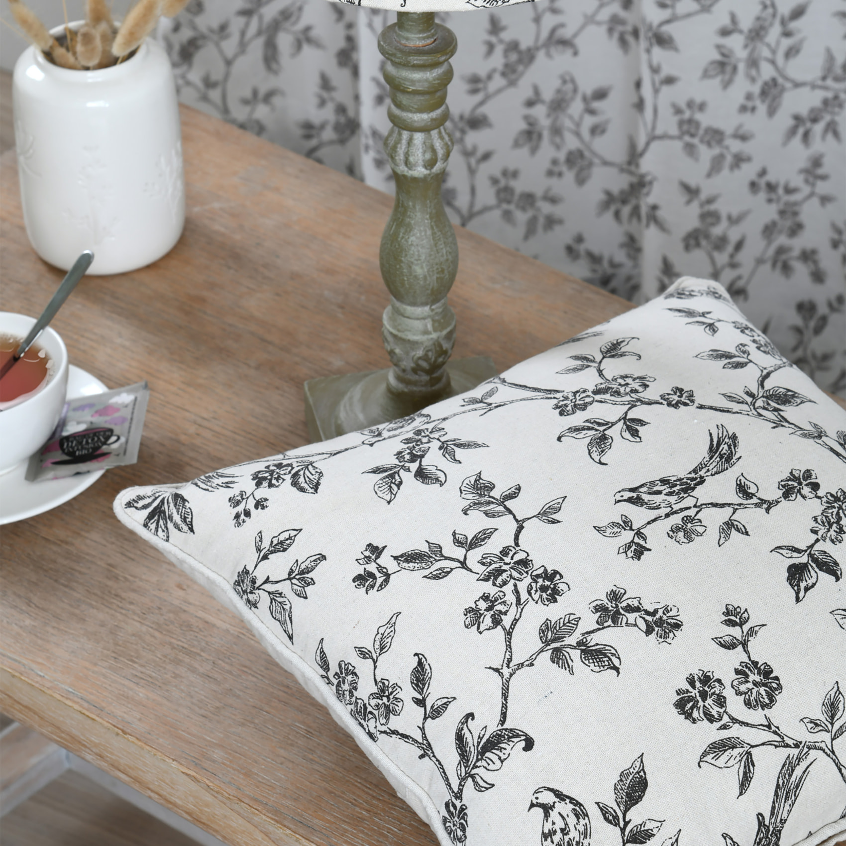 Coussin décoratif imprimé floral - Ecru