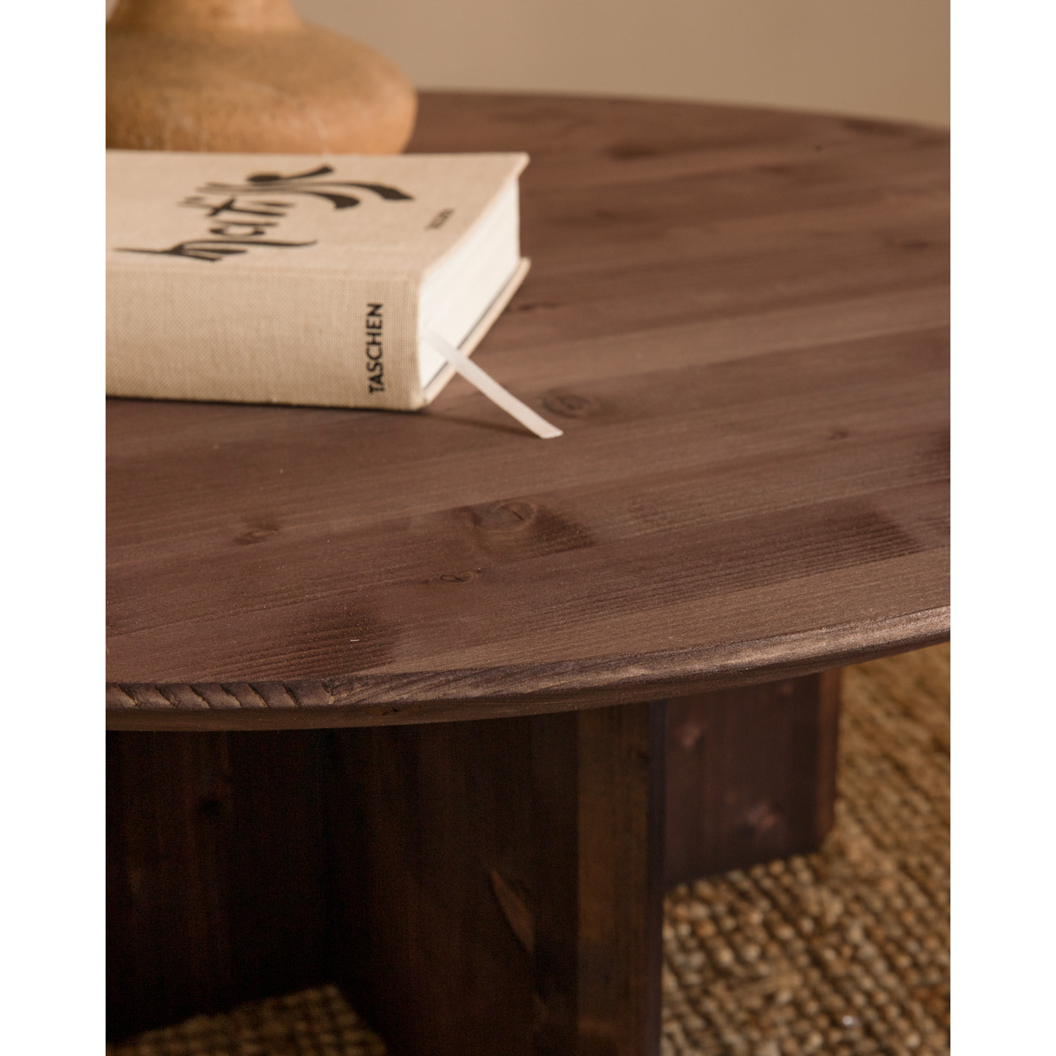 Table basse ronde en bois massif ton noyer en différentes tailles