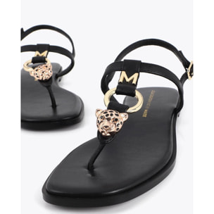 Sandalo con punta piatta e decorazioni metalliche