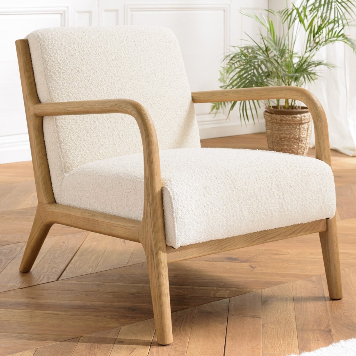 PIERRE - Fauteuil bas tissu bouclette écru structure et accoudoirs bois