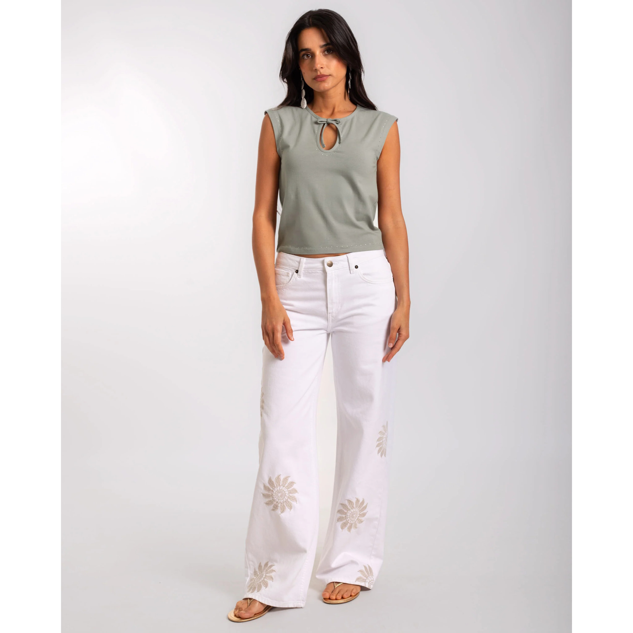 Top de mujer con cuello cut out y lazada