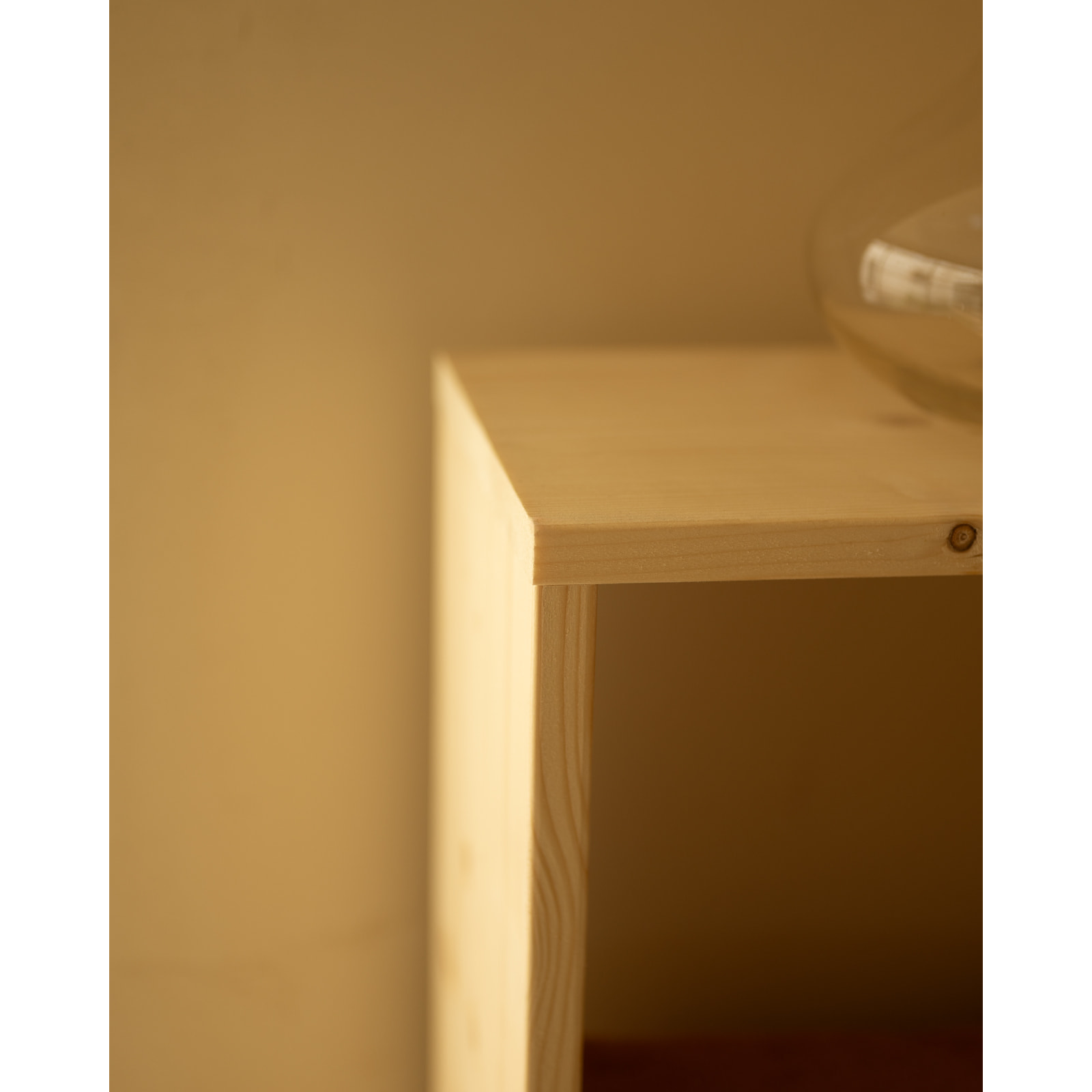 Estanteria de madera maciza en tono natural con 2 estantes Alto: 110 Largo: 40 Ancho: 20