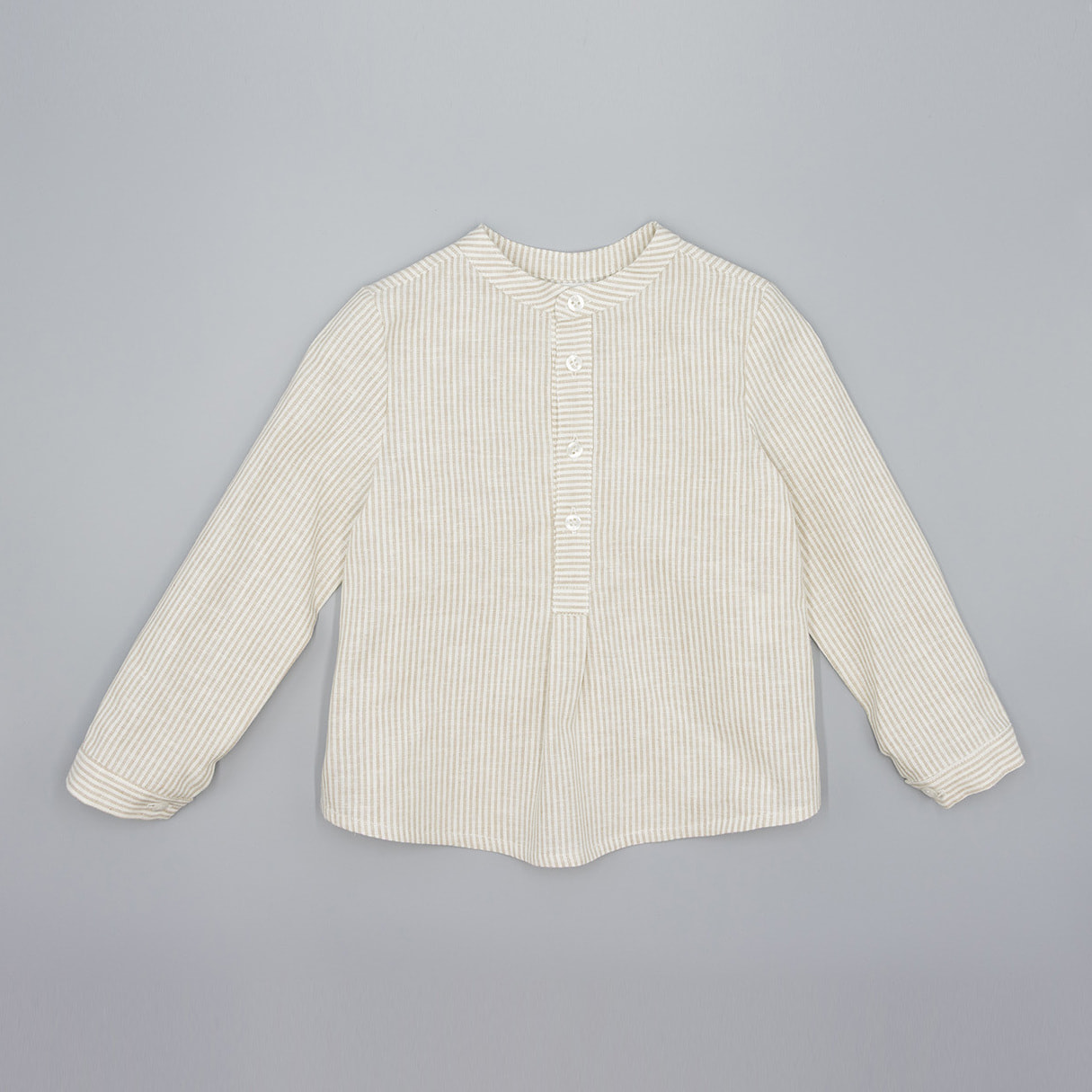 Camisa de rayas de lino natural. Cuello mao y tapeta con botones.