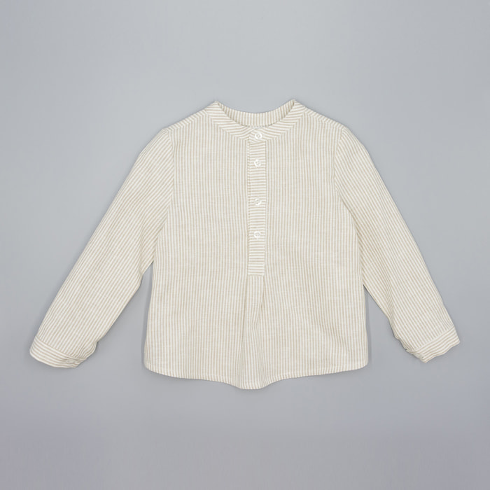 Camisa de rayas de lino natural. Cuello mao y tapeta con botones.