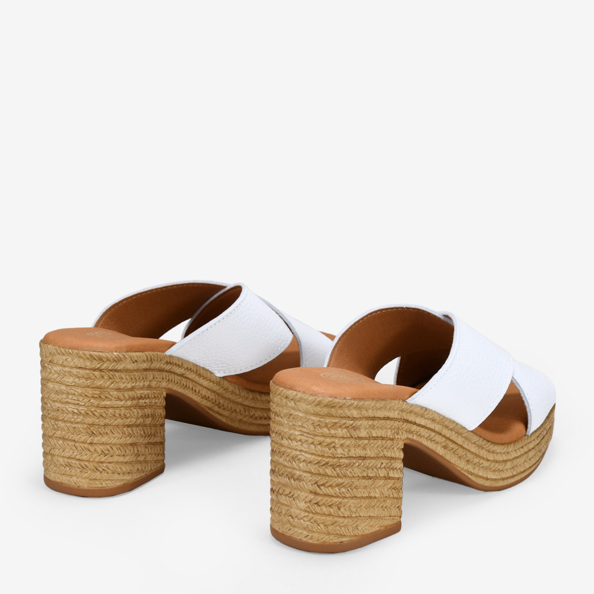 Sandalias de piel blancas con tacón efecto rafia