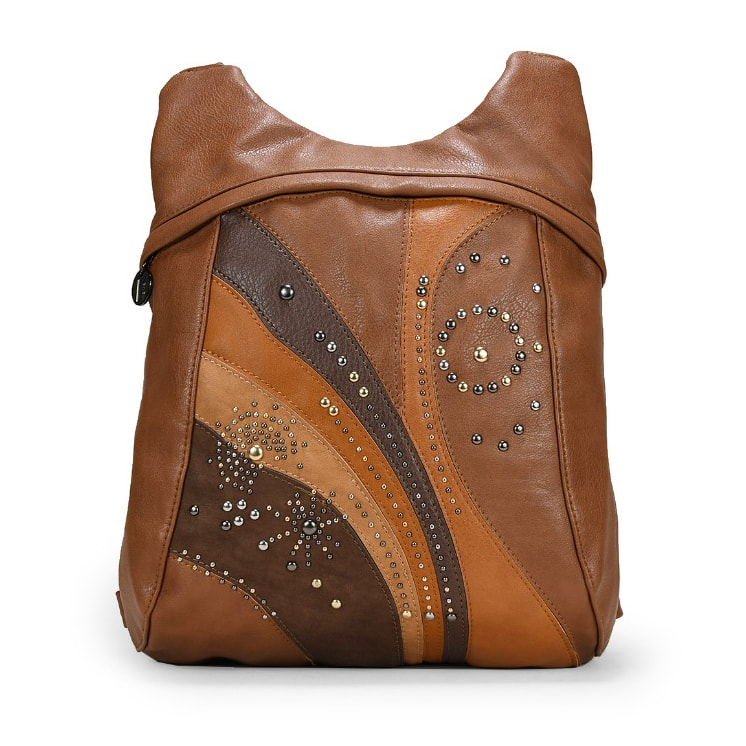 Mochila marrón con tachas