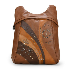 Mochila marrón con tachas