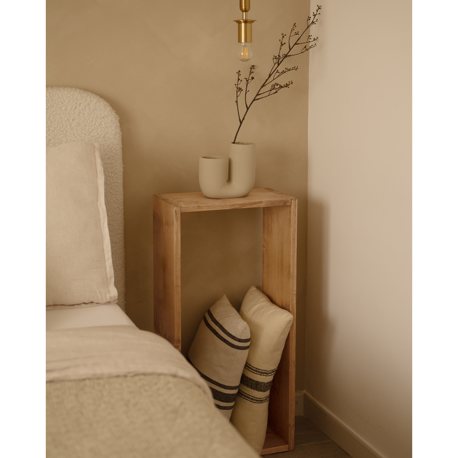 Mueble auxiliar de madera maciza en tono roble medio Alto: 38 Largo: 80 Ancho: 20