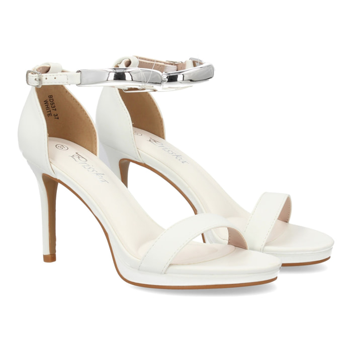 Sandalia tacón elegante fiesta cierre de hebilla.