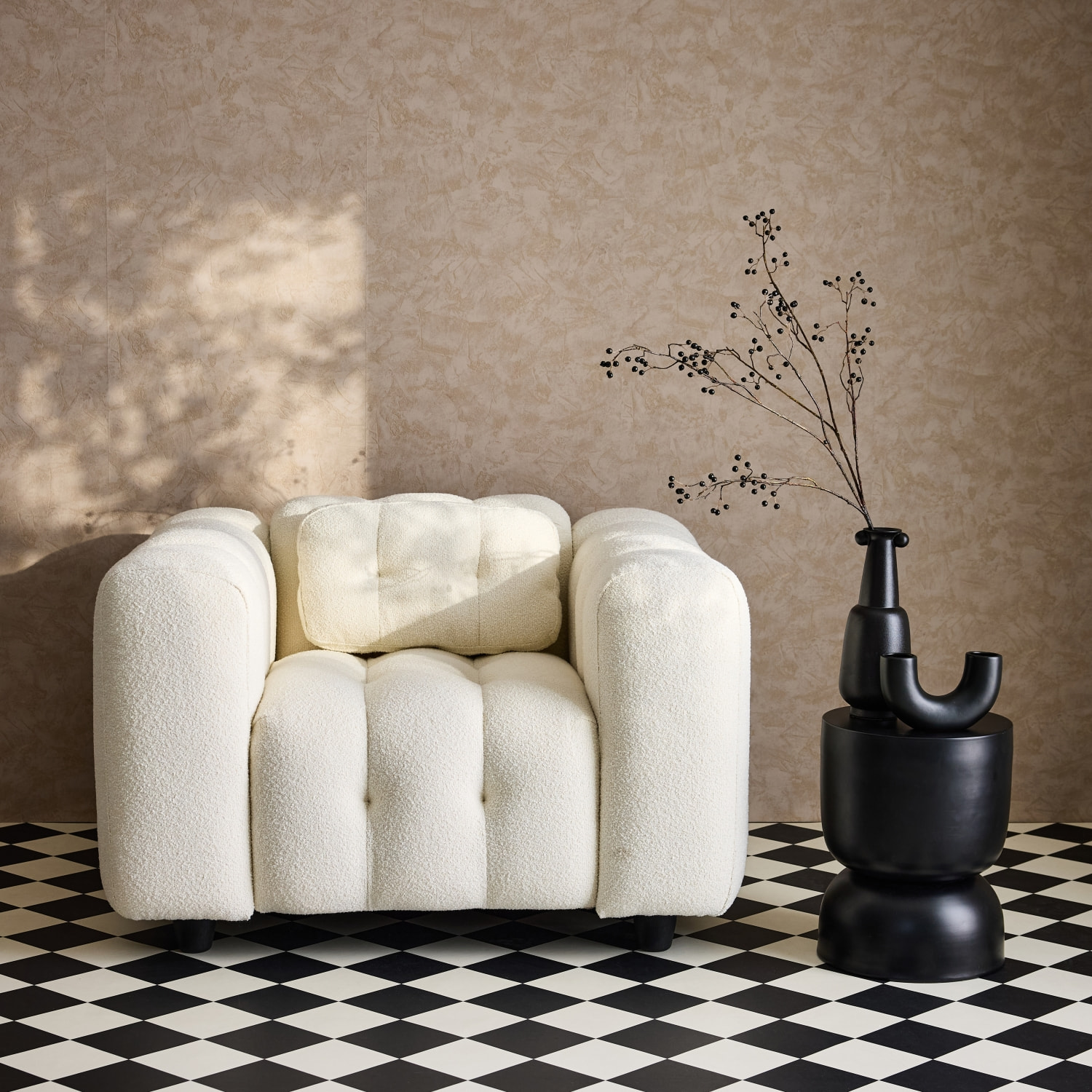 Fauteuil 1 place en bouclette texturée capitonné crème structure bois d'eucalyptus et contreplaqué