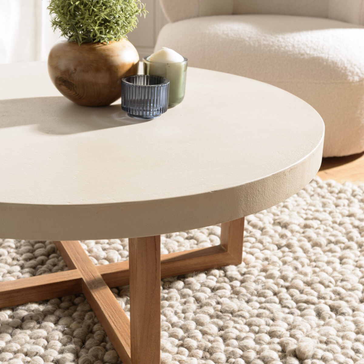 ERIS - Table basse ronde 92x92cm en béton beige pieds croisés en teck