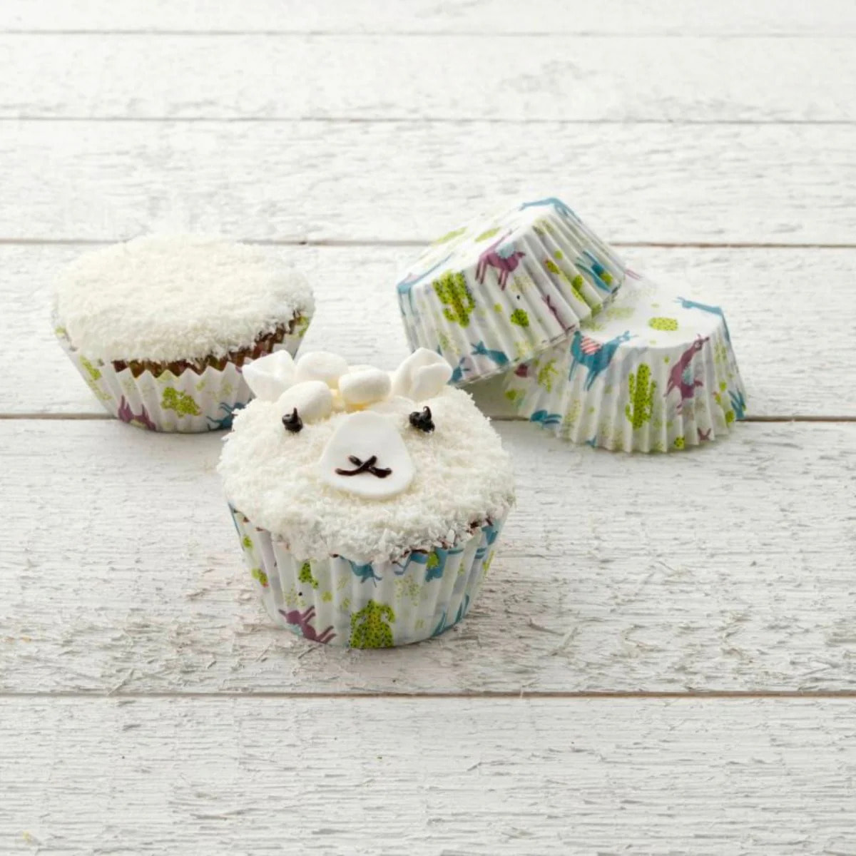 Ensemble avec un lot de 50 moules à muffins, 1 spatule Zenker et 2 bols à mixer en inox Fackelmann