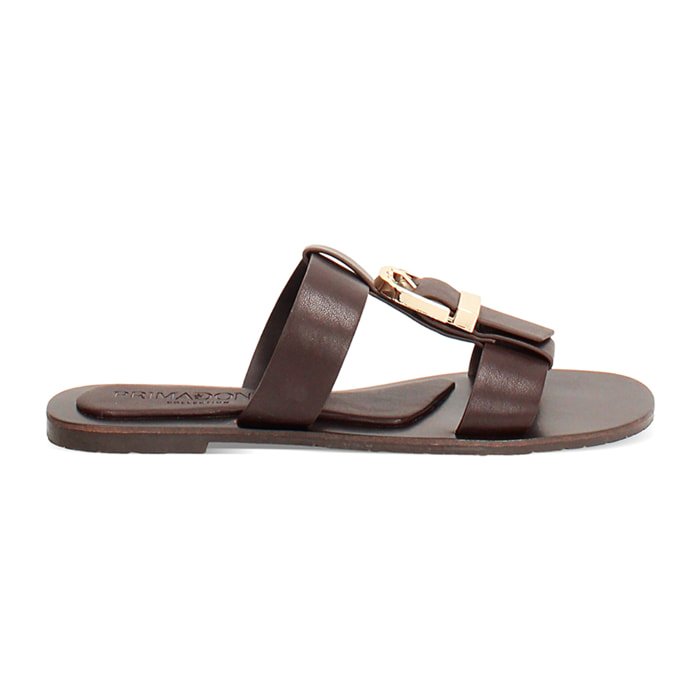 Sandalias planas marrón oscuro de estilo refinado