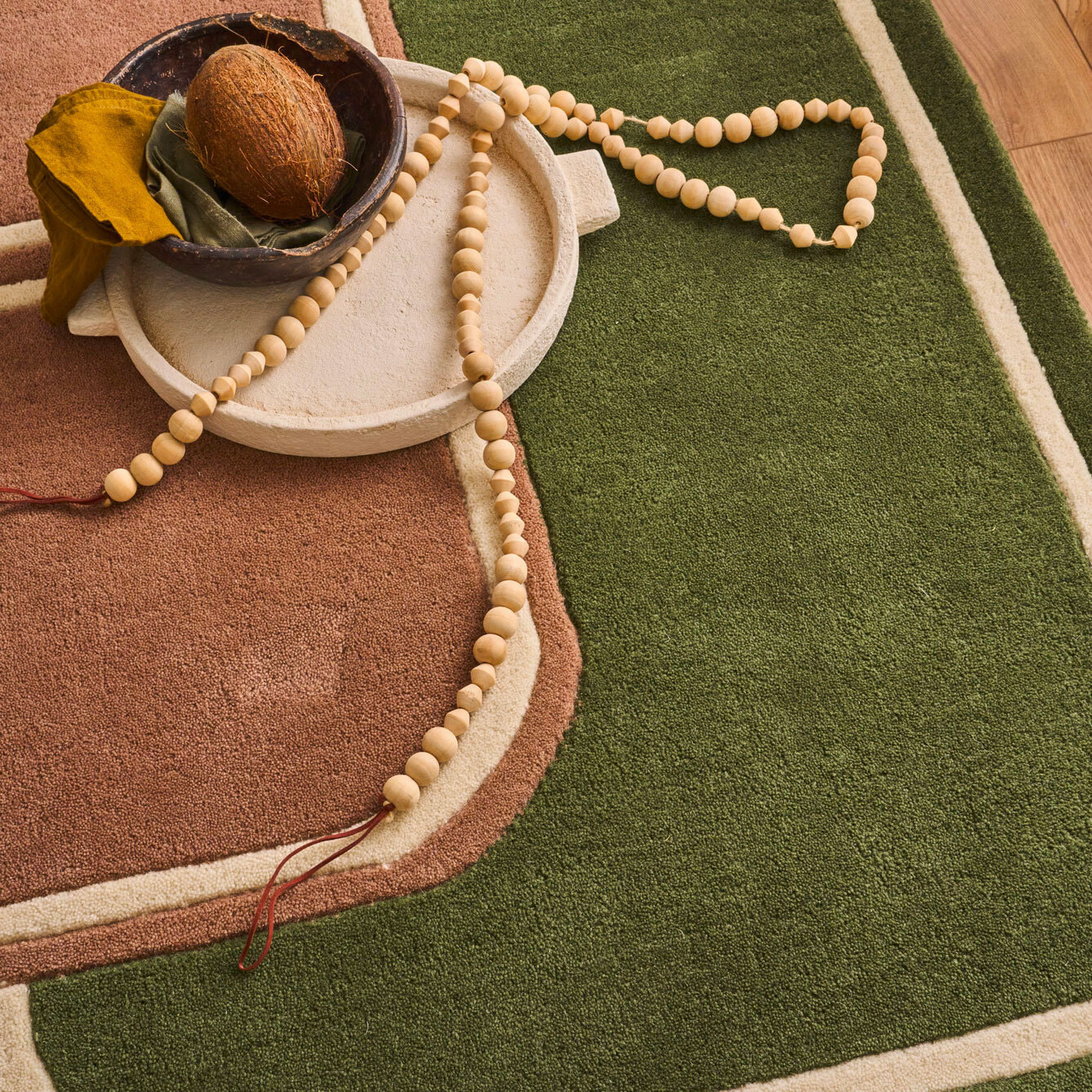 PANTONE - Tapis en laine fait main CEDRE BLANC à motif géométrique vert