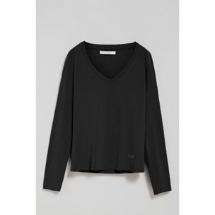 Camiseta negra básica de cuello pico con logo engomado