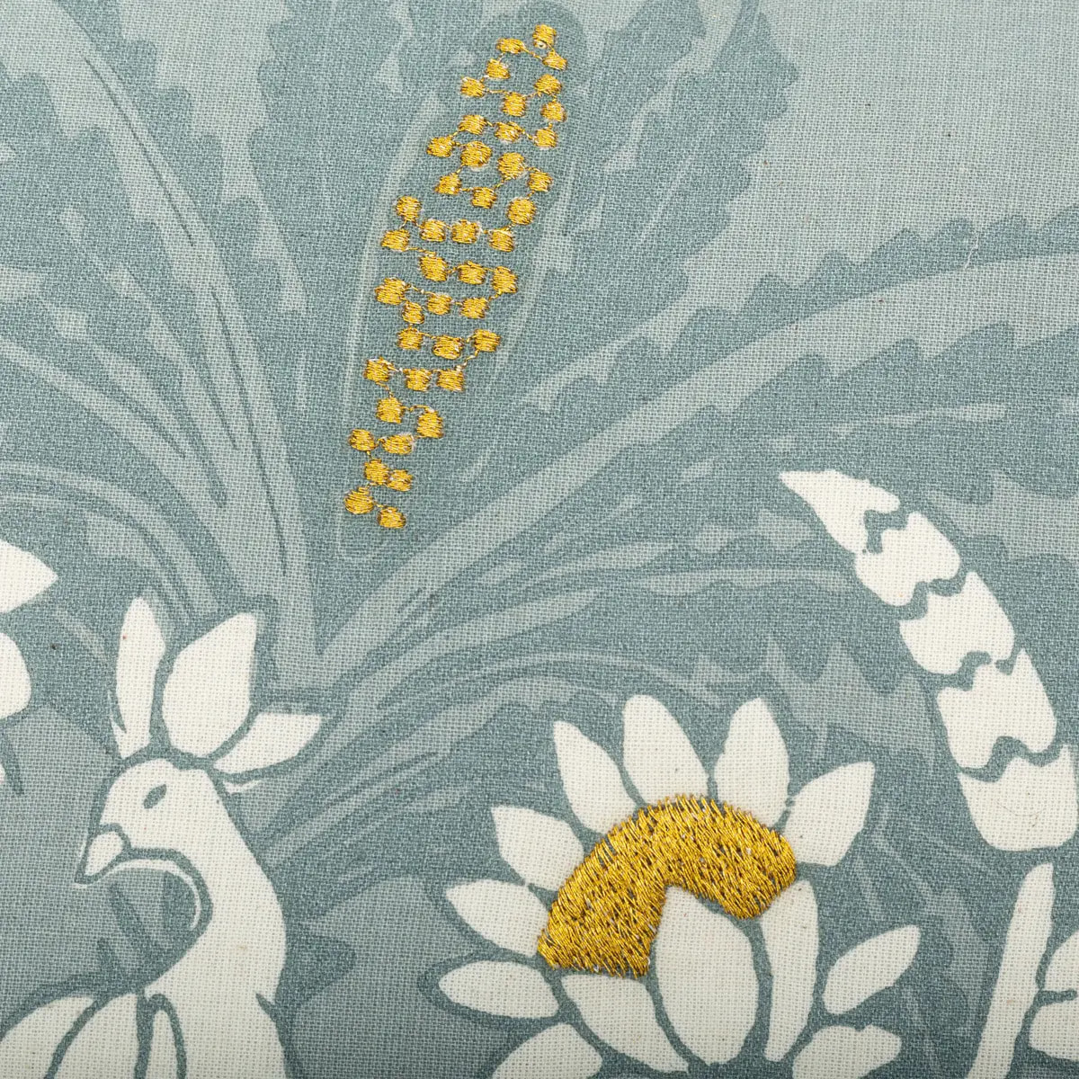 Coussin brodé "Wild" vert céladon 58x38cm