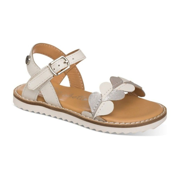Sandalia blanca confeccionada en piel, color plata y muy moderna con detalle de corazones