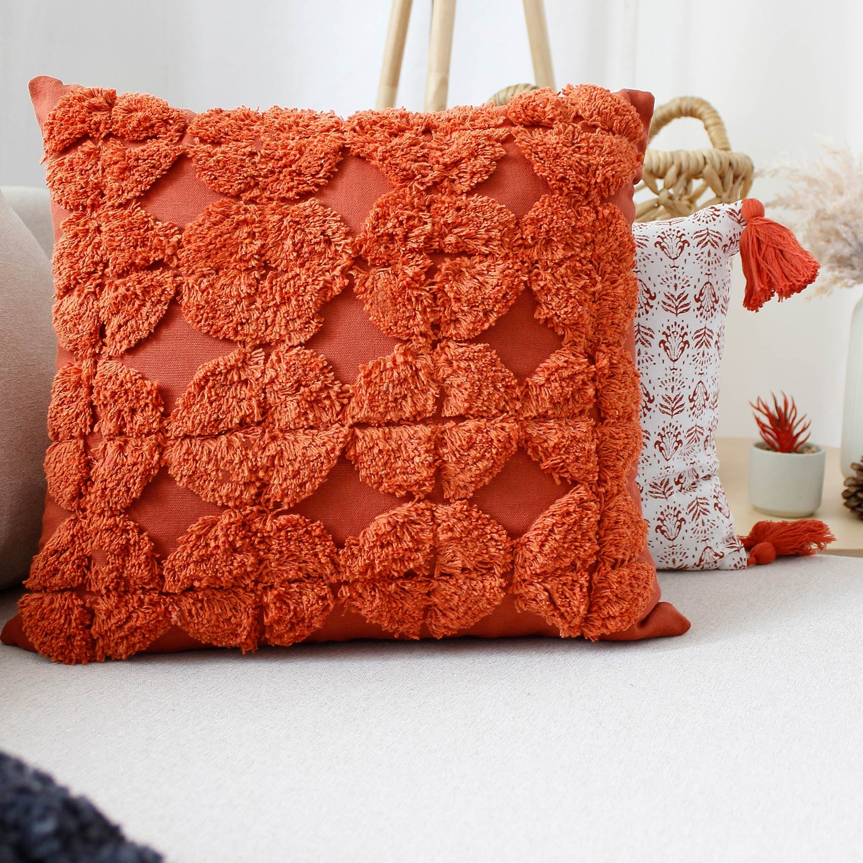 Coussin déhoussable aux broderies  - Effet laine - Brique