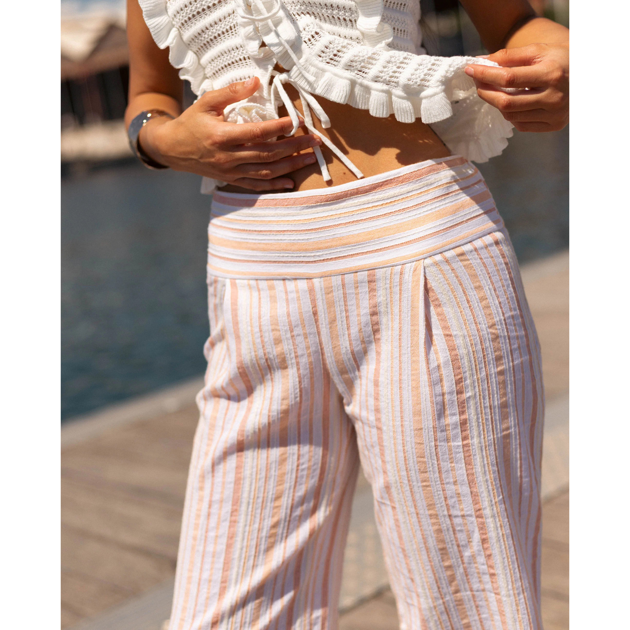 Pantalón de mujer a rayas con cintura ancha y pierna amplia