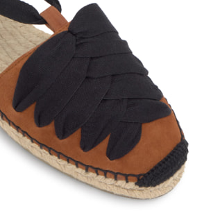 Alpargata plana embetada Kiva en ante con cintas y pespunte a contraste