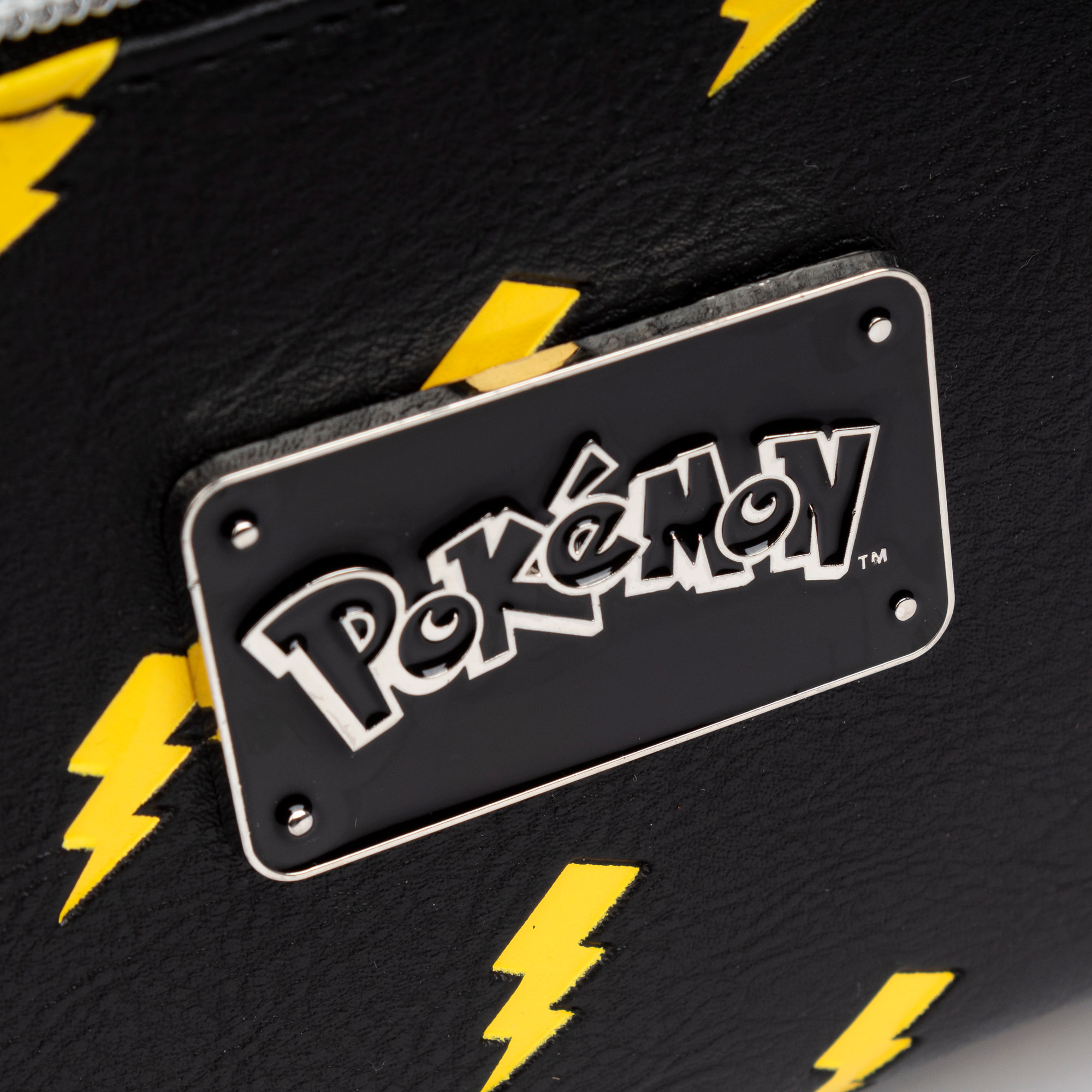 Zaino Nero Pokémon Premium. Ampio scomparto principale con tasca anteriore e posteriore. Con accessorio pompon.
