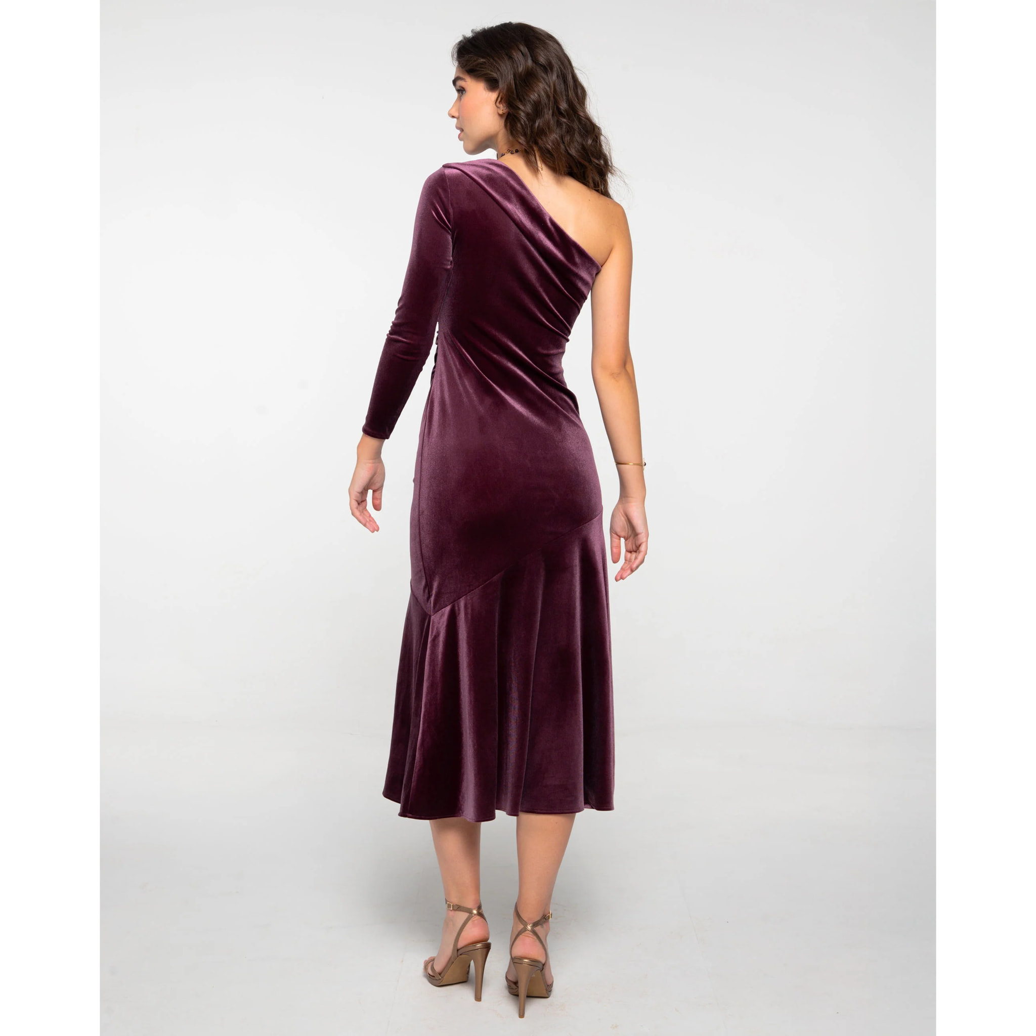 Vestido midi con escote asimétrico, frunce lateral y volante en el bajo