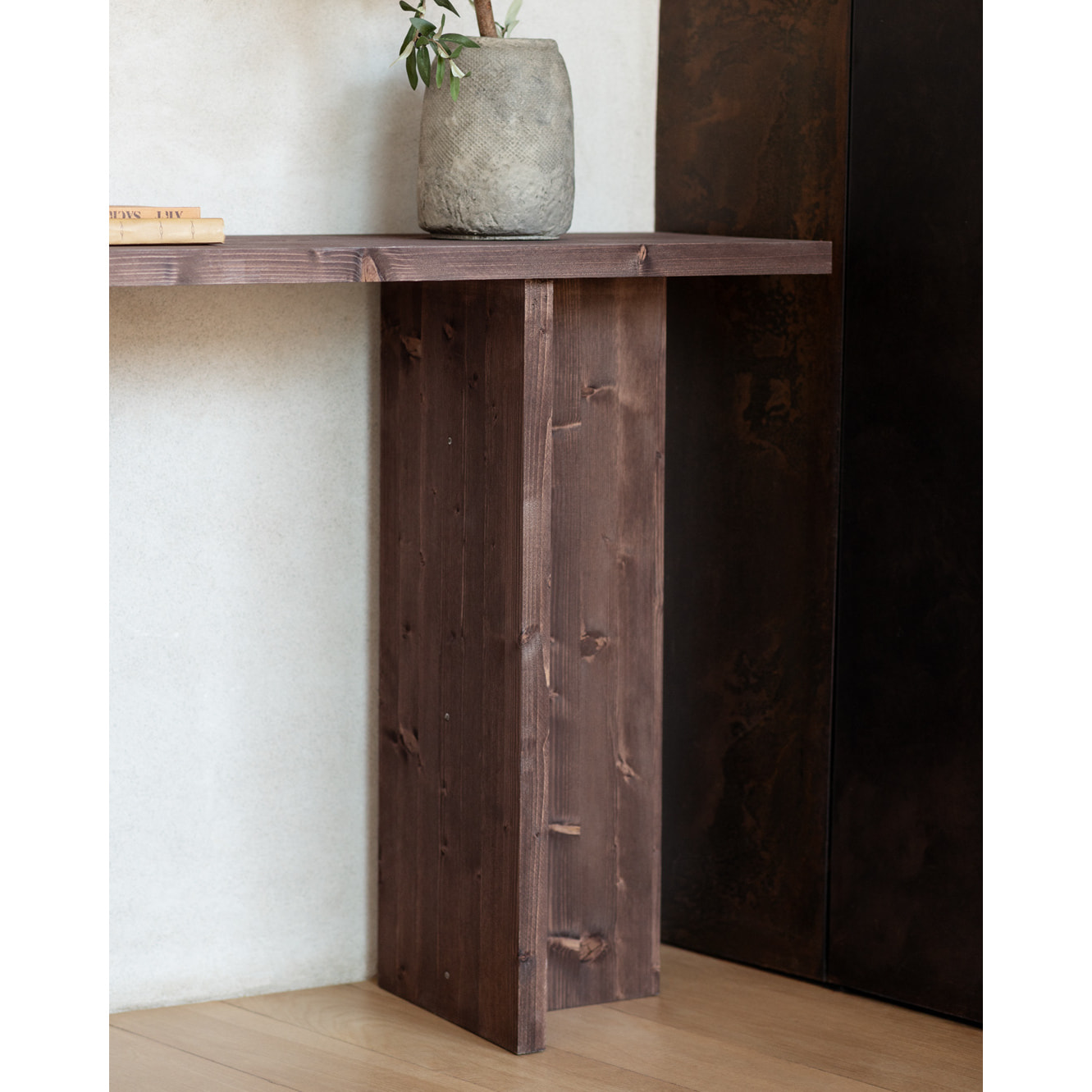 Consola de madera maciza en tono nogal de 120x80cm Alto: 35 Largo: 120 Ancho: 80