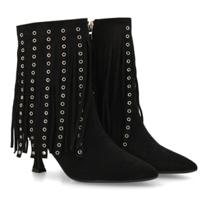 Botín de tacon flecos y tachuelas metálicas