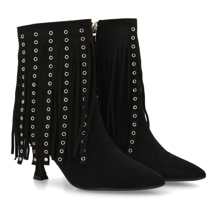 Botín de tacon flecos y tachuelas metálicas