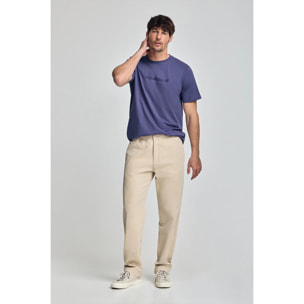 Camiseta violeta azulado de cuello redondo y logo engomado