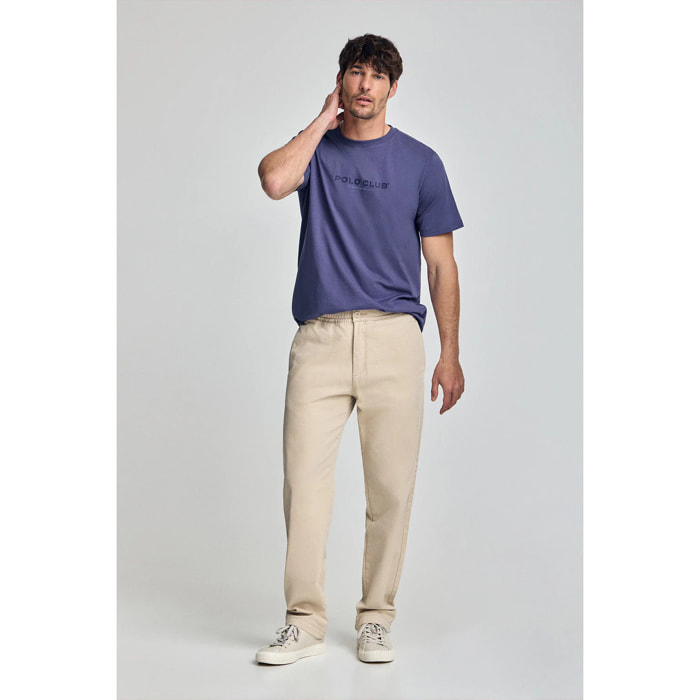 Camiseta violeta azulado de cuello redondo y logo engomado