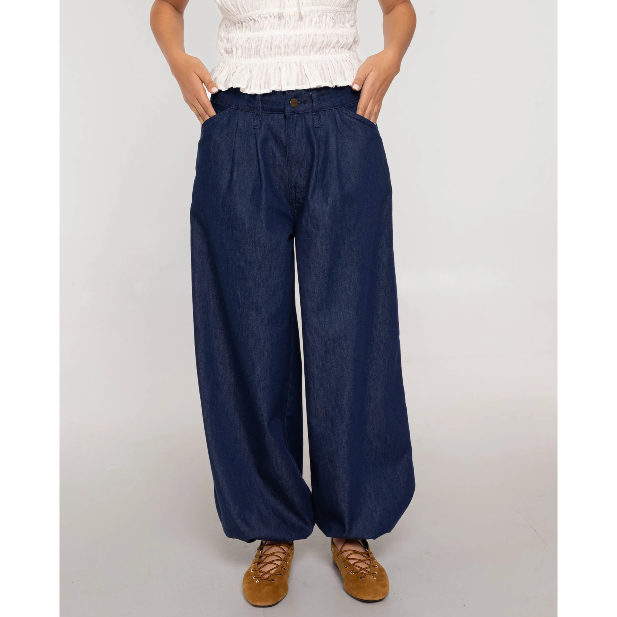 Pantalón vaquero ancho con bajo abullonado de mujer
