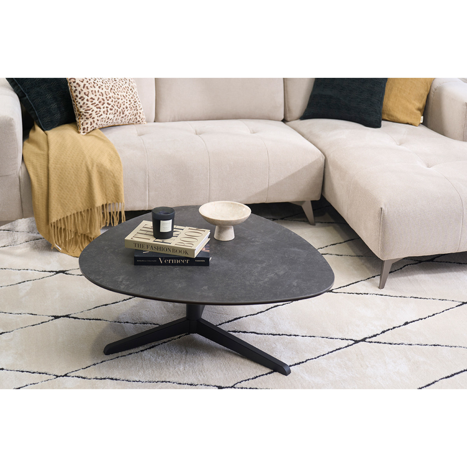 Table basse design en céramique noire et métal L100 cm LEWA