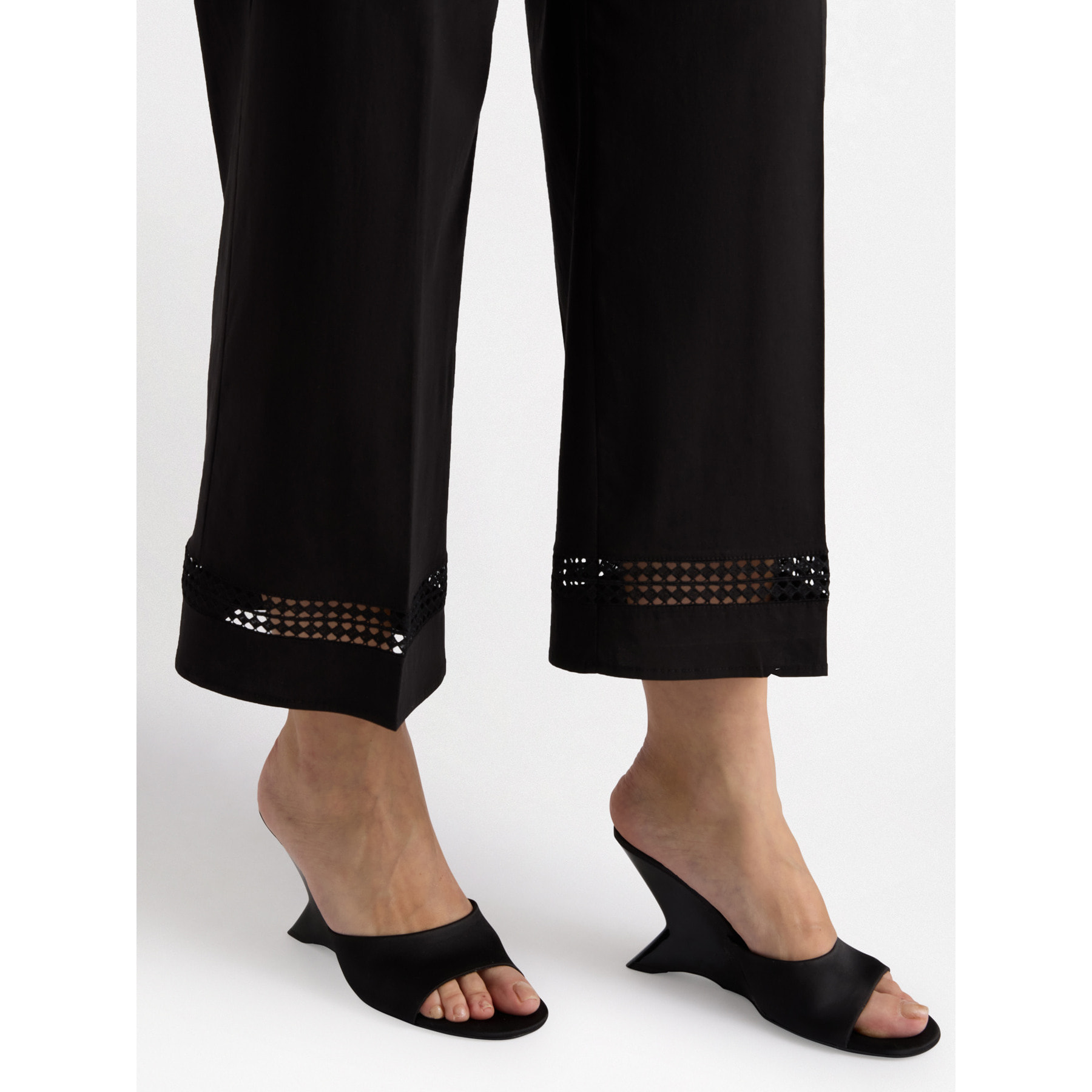 Fiorella Rubino - Pantaloni cropped con ricami al fondo - Nero