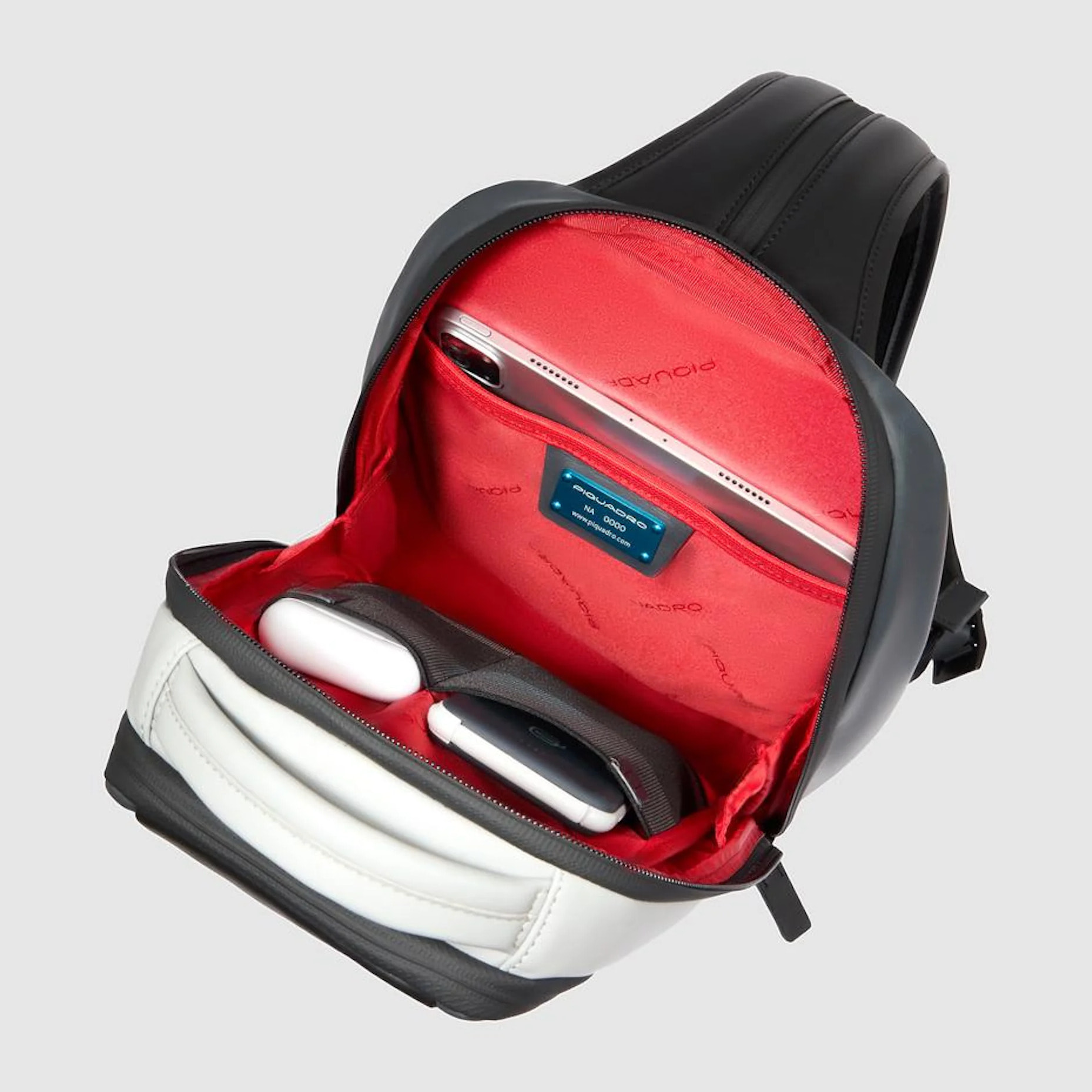 Piquadro Zaino monospalla porta iPad® con tasca per AirPods® e protezione RFID