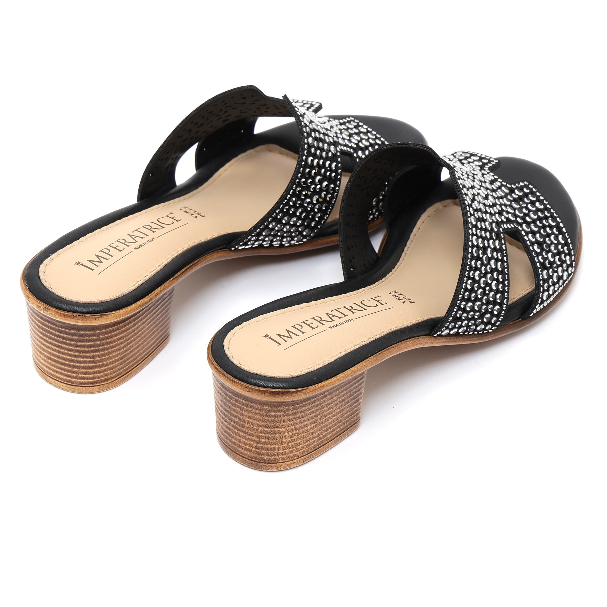Sandali in simil pelle con applicazioni di strass e sottopiede comodissimo in memory
