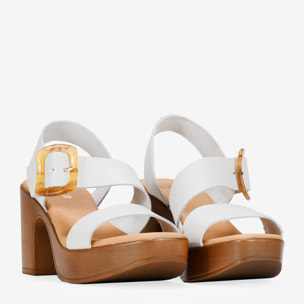 Sandalias de piel blancas con tacón efecto madera y hebilla
