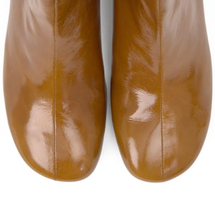 Botín de tacón Alegra en charol con cierre elástico y tacón kitten