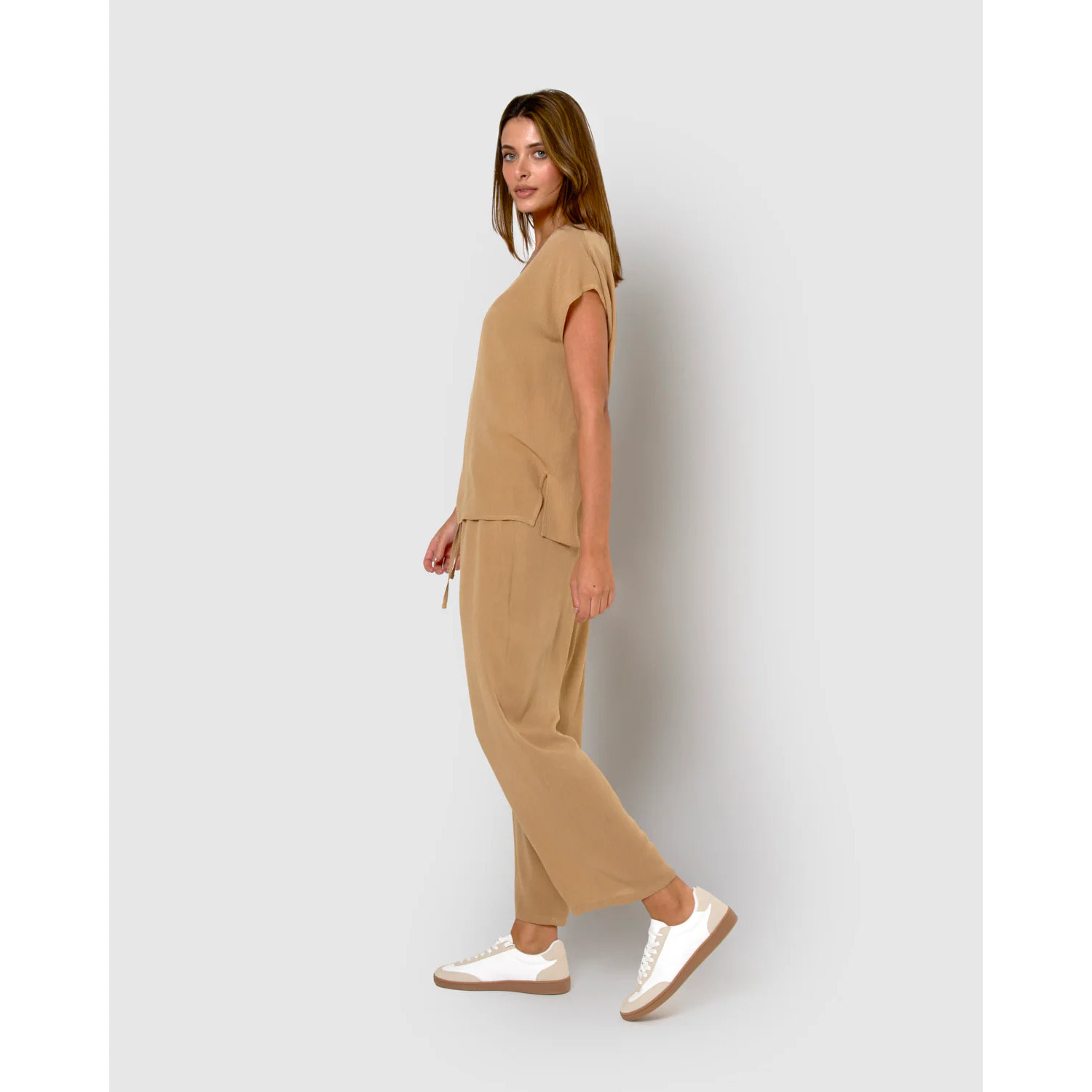 Pantalón largo mujer bambula detalles plisados camel
